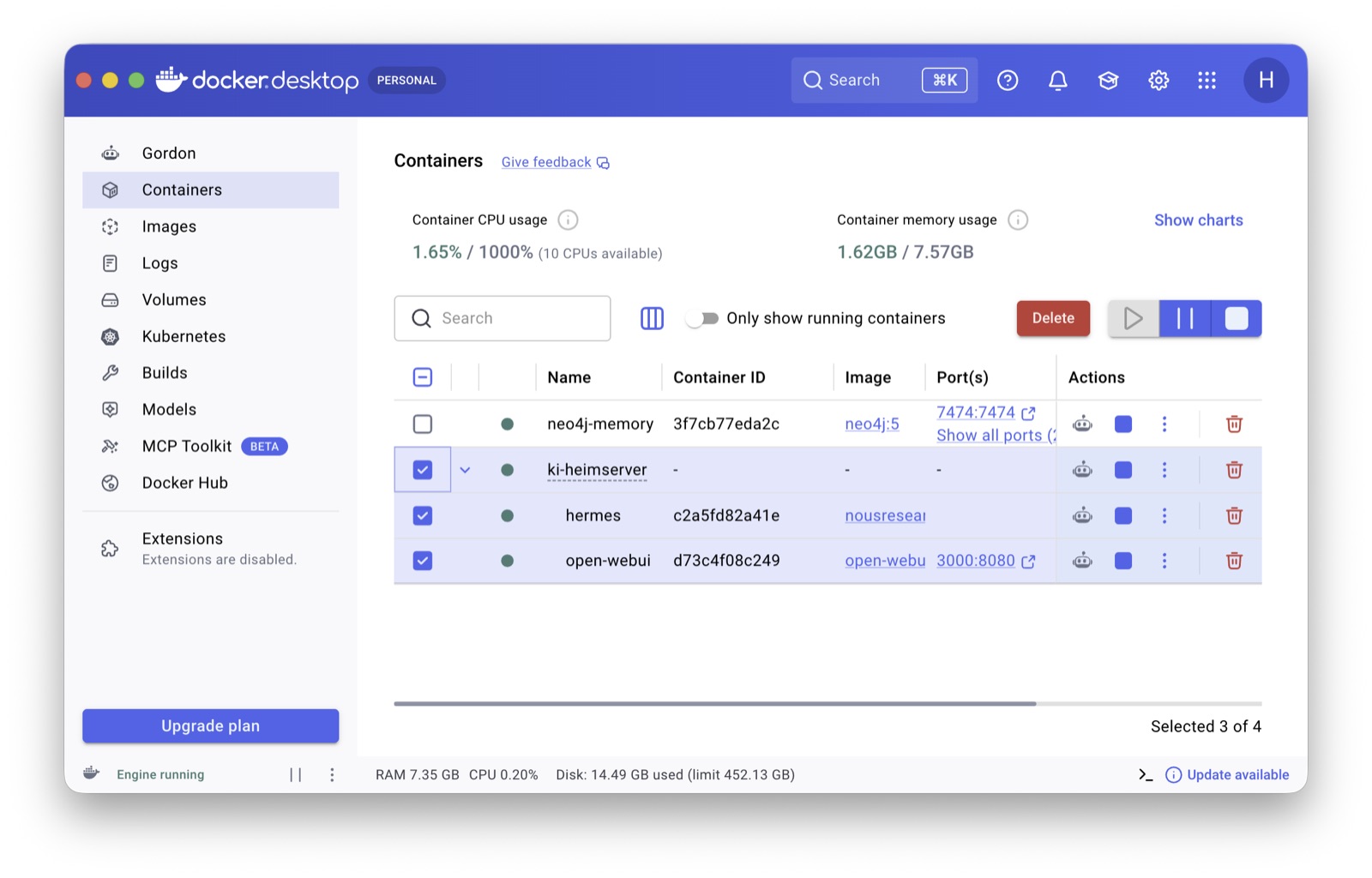 Docker Desktop, Containers-Ansicht mit der Gruppe "ki-heimserver" und den laufenden Containern "hermes" (ohne veröffentlichten Port) und "open-webui" (Port 3000:8080).