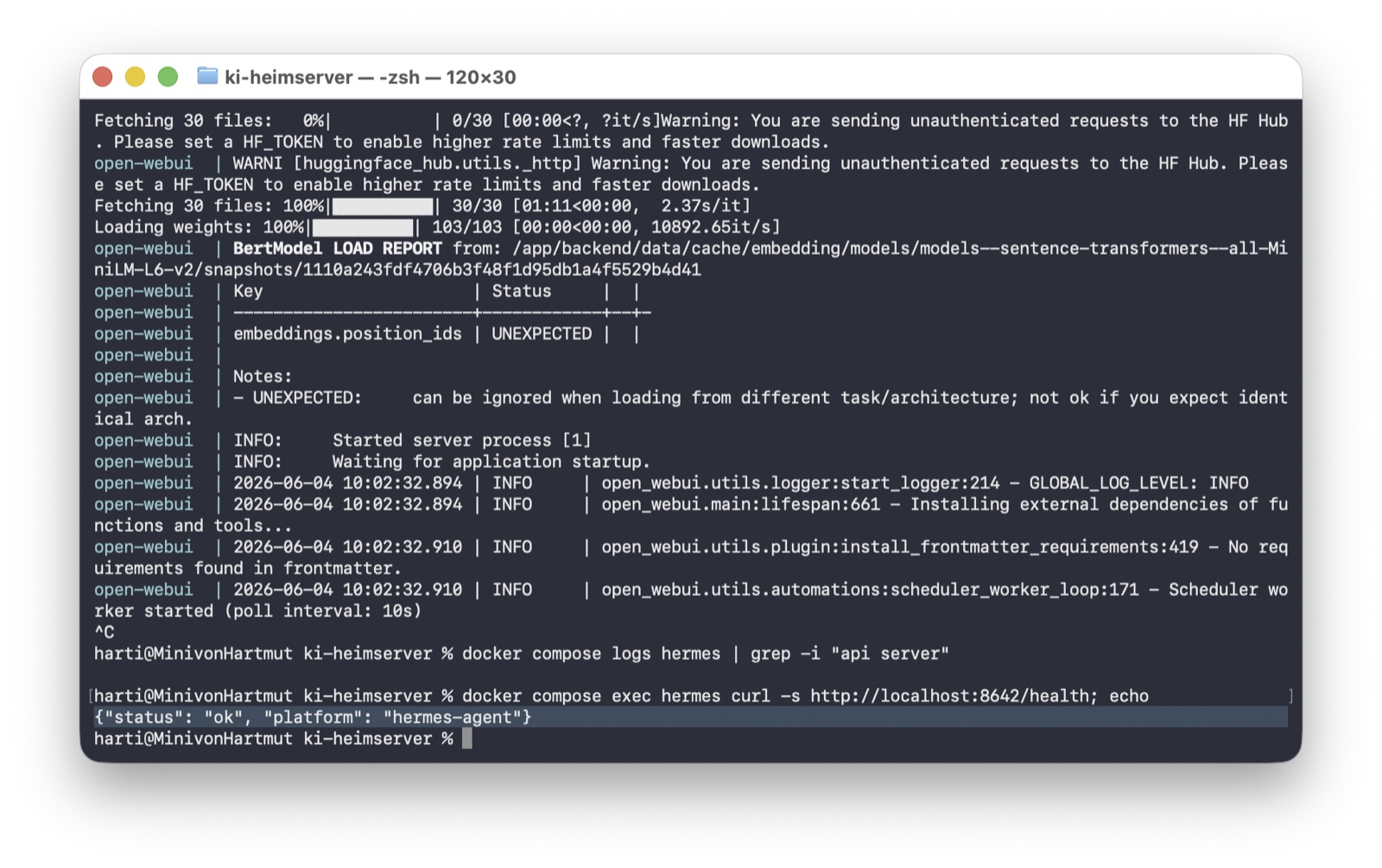 Terminal: Open WebUI fährt beim ersten Start hoch und lädt sein Embedding-Modell, am Ende bestätigt der Health-Check des Hermes-API-Servers den Status "ok".